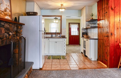 Battle Creek Cottage | Cozy Fine Lake Cabin Retreat! 🍁Fall Specials 🍂