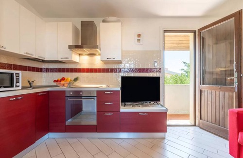 Pirotto Li Frati Apartment | Cozy flat just steps from Baia delle Mimose