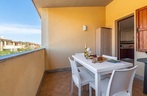 Pirotto Li Frati Apartment | Cozy flat just steps from Baia delle Mimose