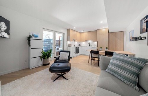 District of North Vancouver House | Cozy Forest Retreat