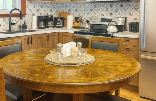 Jacksons Point Cottage | Cozy Fountain Cottage