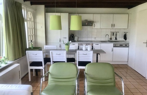 Stavenisse House | Cozy four-person bungalow with a covered terrace