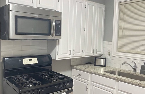 Park Forest House | Cozy Full Home + Free Parking + Fast Wi-fi & Central Area