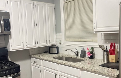 Park Forest House | Cozy Full Home + Free Parking + Fast Wi-fi & Central Area