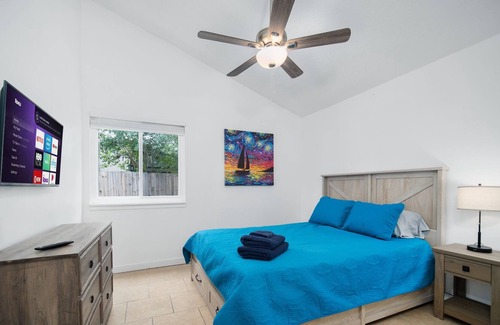 Southpoint Apartment | Cozy, fully-furnished 2BR/1BA apartment with ample parking in Jacksonville's Southside