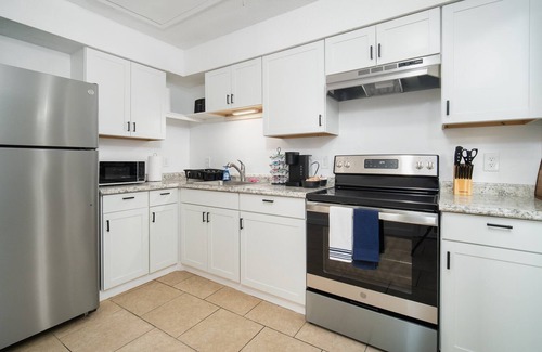 Southpoint Apartment | Cozy, fully-furnished 2BR/1BA apartment with ample parking in Jacksonville's Southside