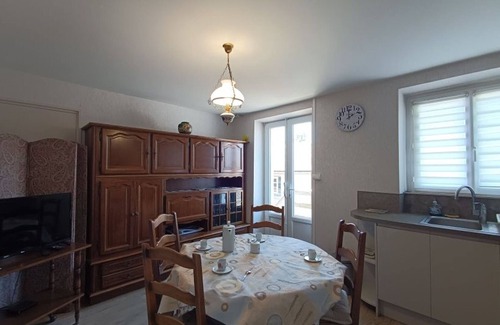 Bazoches-les-Gallerandes Apartment | Cozy Getaway in Bazoches-Les-Gallerandes - 2BR, Full Kitchen, TV, Shared Courtyard