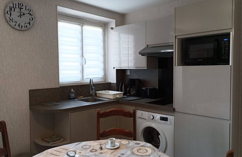 Bazoches-les-Gallerandes Apartment | Cozy Getaway in Bazoches-Les-Gallerandes - 2BR, Full Kitchen, TV, Shared Courtyard