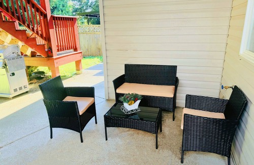 Lynn Valley House | Cozy Garden 2 bedrooms Suite in welcoming North Vancouver with WiFi