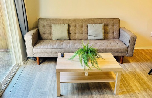 Lynn Valley House | Cozy Garden 2 bedrooms Suite in welcoming North Vancouver with WiFi