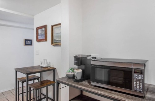 Noble Square Apartment | Cozy Garden Apartment in Chicago