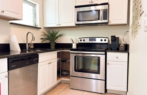 Poinsettia Heights Apartment | Cozy Garden Bungalow - Pets/Parking/Beach