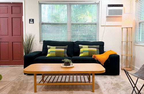 Poinsettia Heights Apartment | Cozy Garden Bungalow - Pets/Parking/Beach