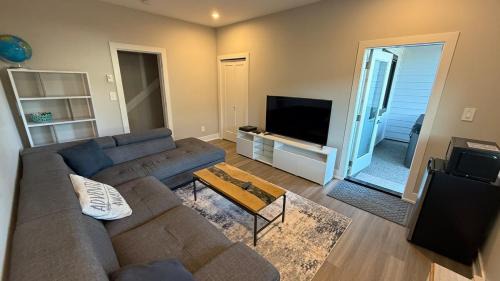 Langford Apartment | Cozy Garden Suite with Hot Tub and Perfectly Located