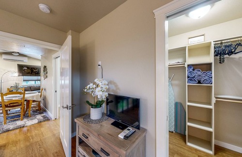 Central Point Cottage | Cozy Gated Cottage near Local Adventures - Full Kitchen, WiFi & Washer/Dryer