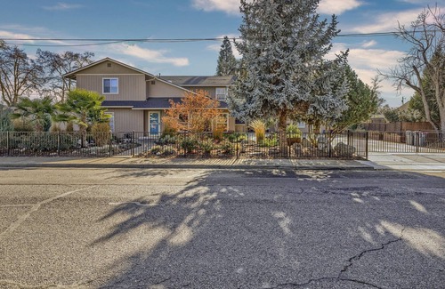 Central Point Cottage | Cozy Gated Cottage near Local Adventures - Full Kitchen, WiFi & Washer/Dryer