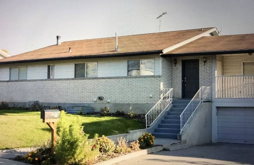 Lakeview House | Cozy Getaway for a Great Stay! Location! remodeled Basement Apartment