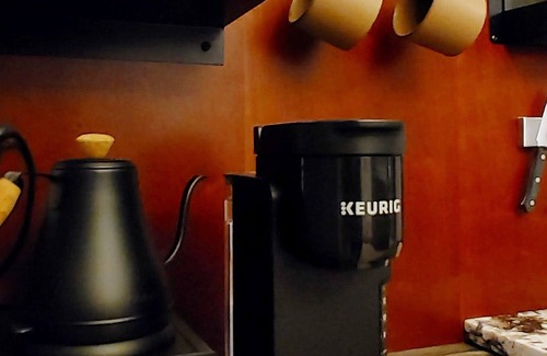 Amherst Apartment | Cozy getaway: Relaxing bijou retreat Under the Hemlocks