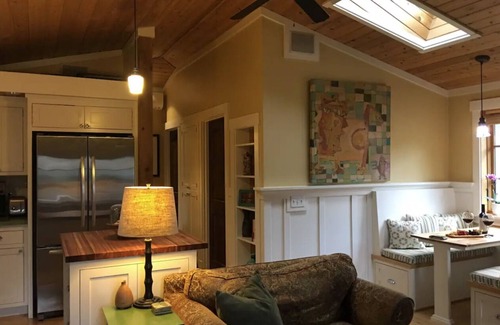 Laurelhurst House | Cozy Getaway w/Hot tub, Fireplace, Firepit & A/C