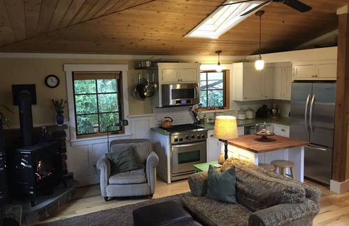 Laurelhurst House | Cozy Getaway w/Hot tub, Fireplace, Firepit & A/C