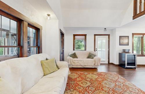 Adams House | Cozy Green Cottage