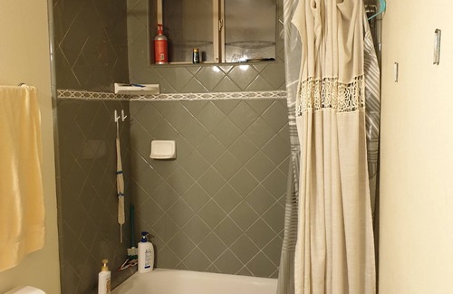 South Redlands House | Cozy Green Room in a Redlands home