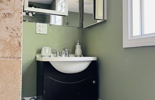 South Gate Apartment | Cozy Guest Home in Central LA! Five minutes away from all major fwys: 710/105/5