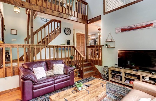 Big Canoe Cabin | Cozy Guest Home with a Deck and Forest Views | Pet Friendly for Long/Short Stays