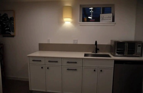 Johns Landing House | Cozy guest suite near the Wilamette River with Hot Tub.