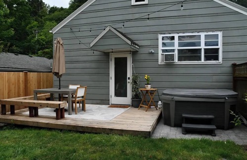 Johns Landing House | Cozy guest suite near the Wilamette River with Hot Tub.