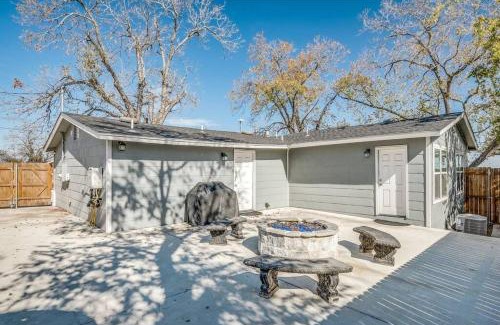 New Braunfels House | Cozy Haus Relaxing 'Home Base' WiFi Location Close to Town and Rivers, Schlitterbahn, Gruene