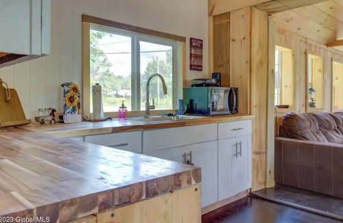 Gloversville Cabin | Cozy Haven@Caroga Lake-Dogs ok!, - 1 King Bd + Sleeping Soft For kids/FencedYard