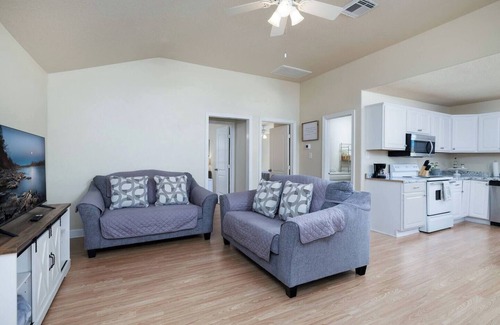 Montgomery House | Cozy Haven: Warm Retreatnn