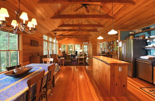 Oxford House | Cozy Hidden Retreat on Thompson Lake with Beautiful Clear Shoreline