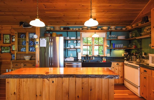 Oxford House | Cozy Hidden Retreat on Thompson Lake with Beautiful Clear Shoreline