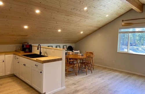 Rexford Cabin | Cozy Hill Top Hideaway loft with Koocanusa lake views and cove