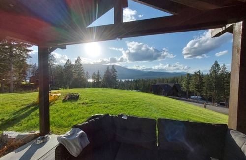 Rexford Cabin | Cozy Hill Top Hideaway loft with Koocanusa lake views and cove