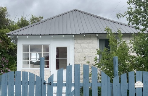 Victor Cottage | Cozy historic cottage, walk to town & close to trails. Pet friendly w/yard!