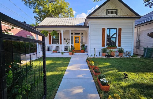 Prospect Hill House | Cozy Historic Victorian close to riverwalk.