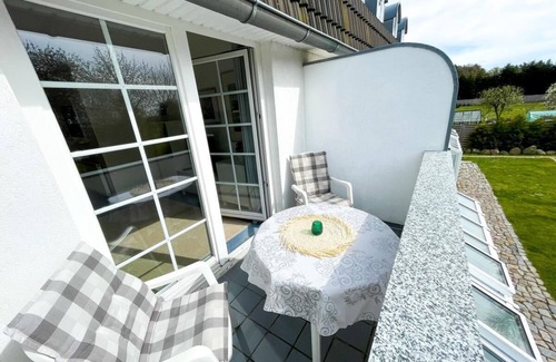 Wischuer Apartment | Cozy holiday apartment for a maximum of 2 people with a bathtub, balcony and a view of the countryside