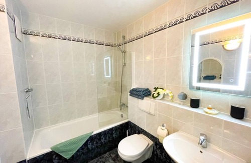 Wischuer Apartment | Cozy holiday apartment for a maximum of 2 people with a bathtub, balcony and a view of the countryside