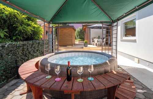 Vrvari Cottage | Cozy Holiday Home with Terrace & Jacuzzi - Poreč, Istria, Croatia
