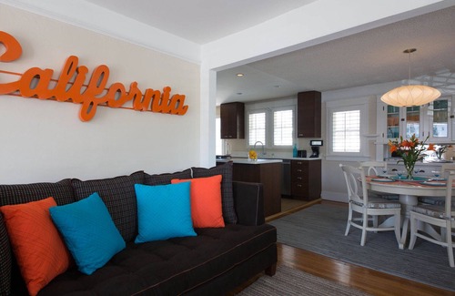 Wilshire House | Cozy Hollywood House ★ Central Los Angeles Location ★ 2 Car Parking