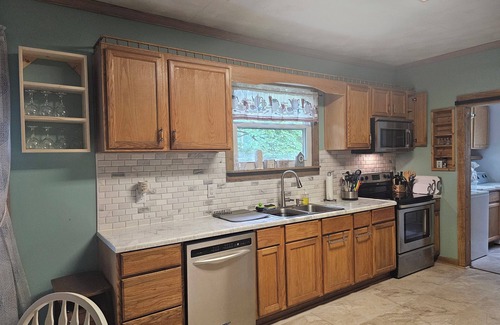 Marlinton House | Cozy home by the Greenbrier bike trails river and Snowshoe resort! Dod friendly