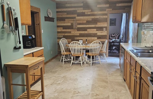 Marlinton House | Cozy home by the Greenbrier bike trails river and Snowshoe resort! Dod friendly