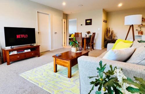 Silverdale House | Cozy Home in Central Millwater