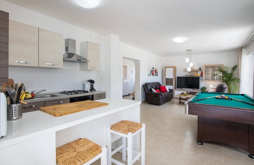 Kras House | Cozy home in Kras with kitchen