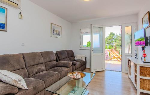 Maslenica House | Cozy Home In Maslenica With Kitchen