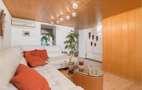 Miholascica House | Cozy Home In Miholascica With Wifi