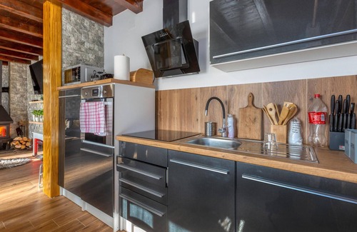 Perusic House | Cozy home in Perusic with jacuzzi